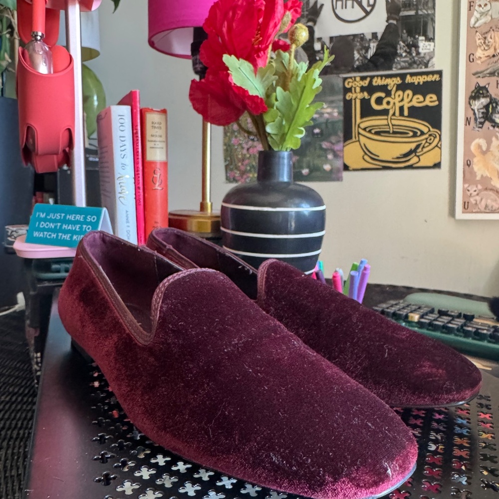 SHARP BURGUNDY SUEDE LOAFERS.
